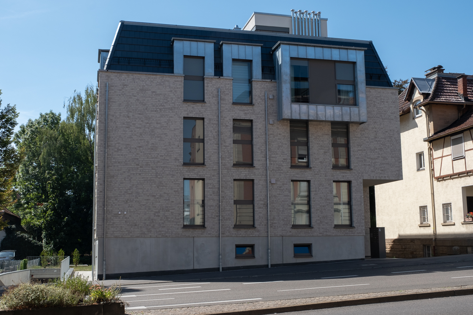 Modernes Mehrfamilienhaus nach Bauprojektabschluss